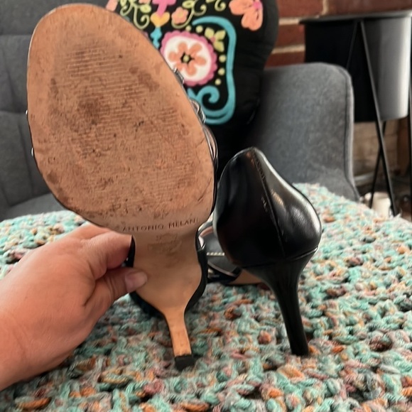 Antonio Melani size 8 1/2 heeled sandals black leather. - Picture 5 of 5